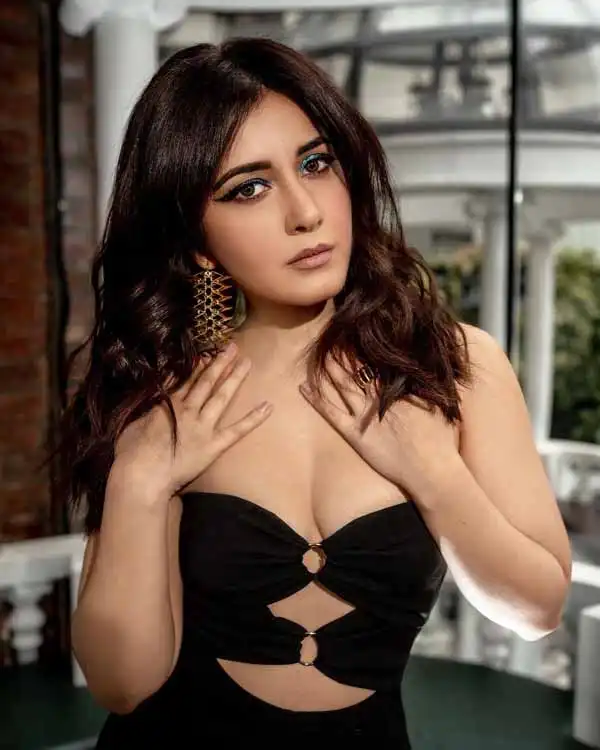 Rashi Khanna Age, Height, Husband, Sister, Biography & More