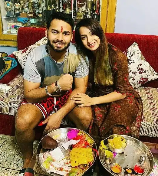 Rishabh Pant न वइट डरस क सथ गलड चन पहनकर सशल मडय पर लगई आग  GF न कमट कर मनन भय पर लटय पयर  The Vocal News Hindi