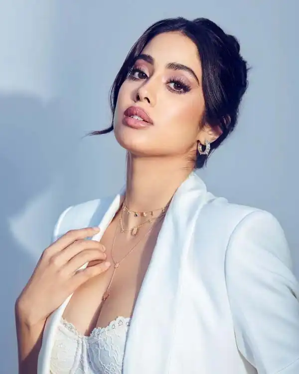 Janhvi Kapoor Age, Height, Body Measurements, Movies, Family & More